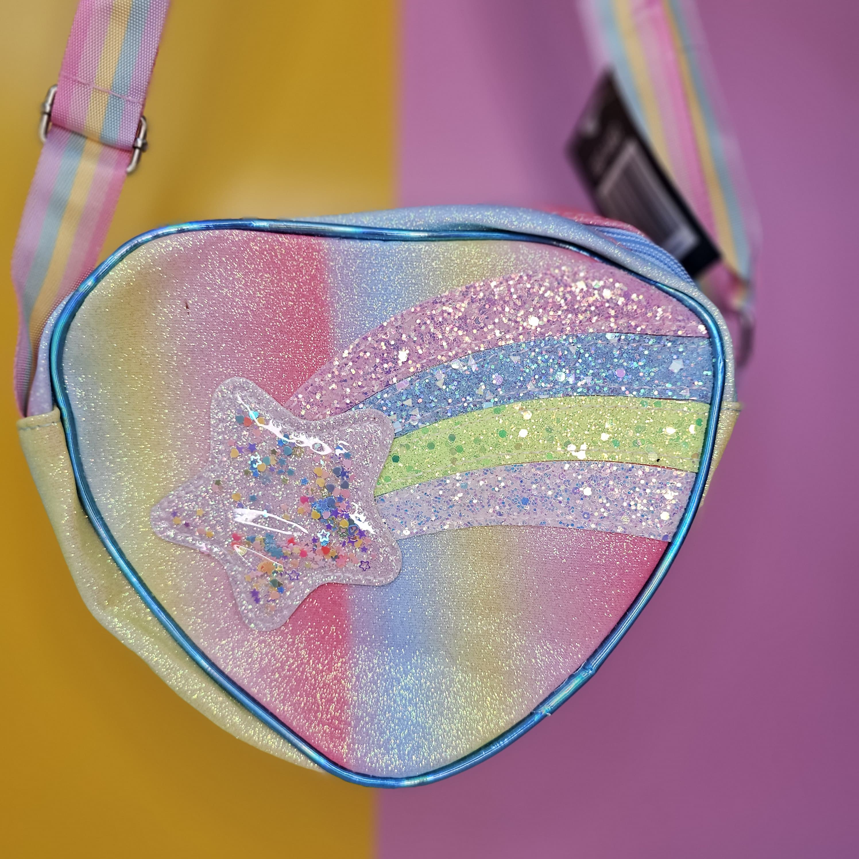 rainbow glitter mini purse is perfect for parties and outings.
www.usmile.toys